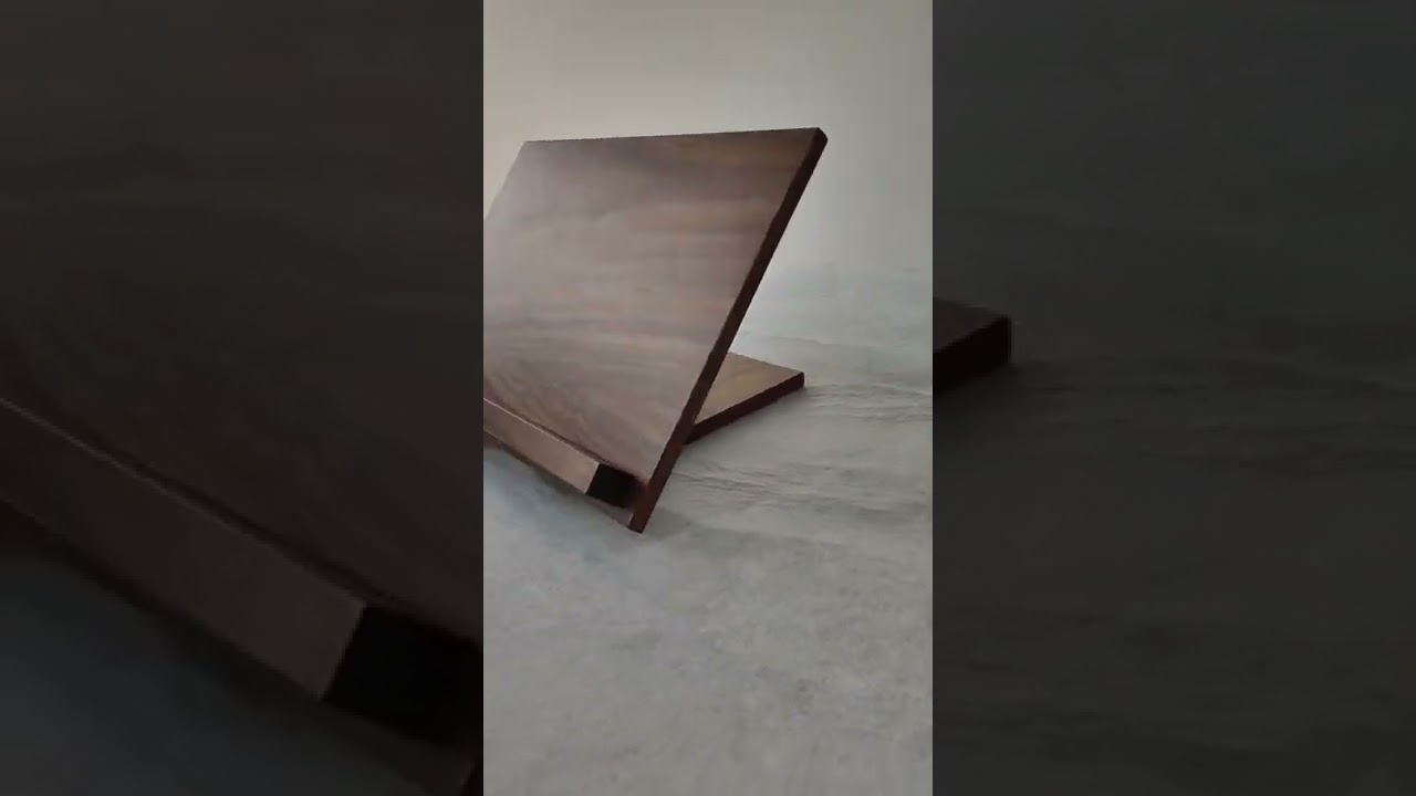 Pedestal de madera para realzar la presencia de la Biblia